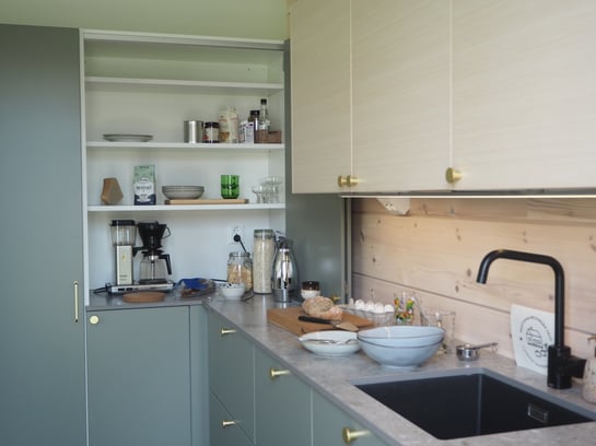 Hirsi-Kuusiluoto B keittiö taso ja aamiaiskaappi