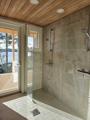 Kukkola 118 S kylpyhuone ovi ulos